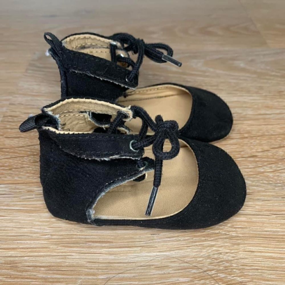 Old Navy 3-6 Months Baby Girl Lace Up Sandals - Picture 2 of 9